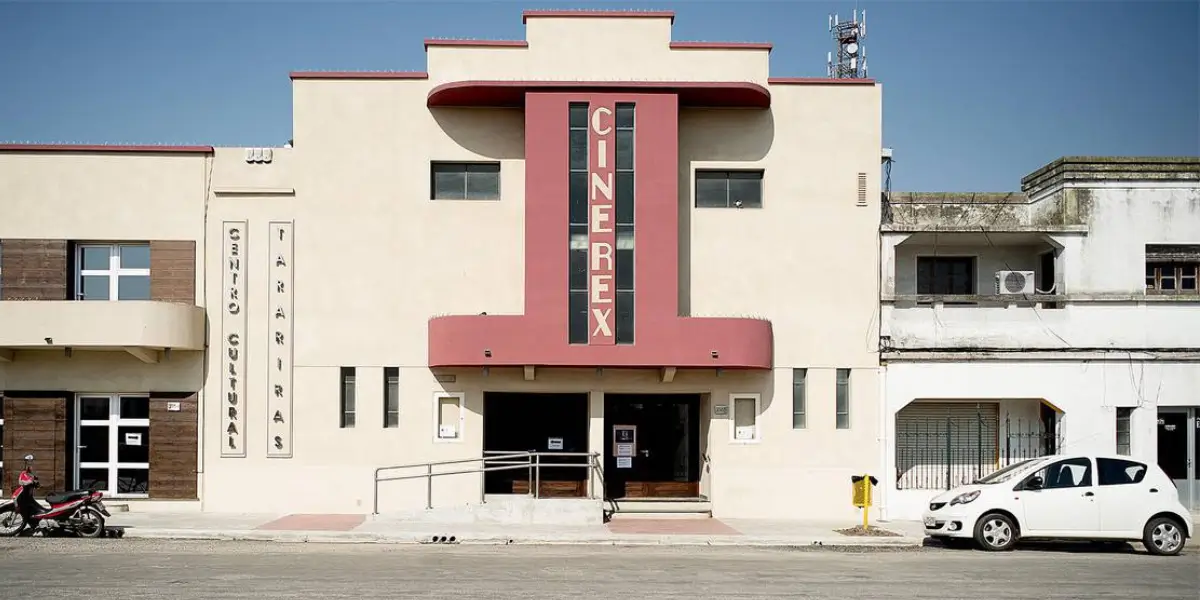 Centro Cultural Cine Rex de Tarariras, vista exterior con su fachada moderna y marquesina